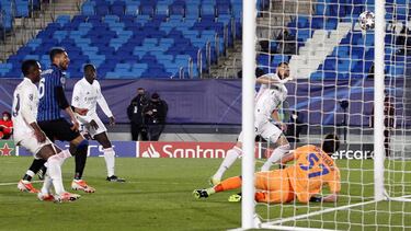 Cabezazo de Benzema al palo de la portería del Atalanta, en un momento del partido del pasado martes en el Di Stéfano.