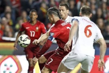 Cristiano Ronaldo con Nemanja Matic y Branislav Ivanovic.