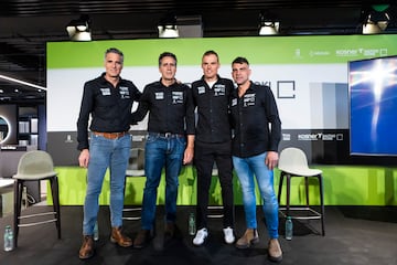 Pruden y Miguel Indurain, Luis León Sánchez y Óscar Pereiro, en la presentación del equipo Kosner Saltoki-Home (Inma Flores)