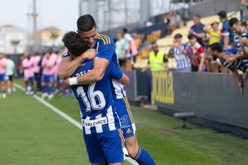 Los jugadores de la Ponferradina se felicitan.