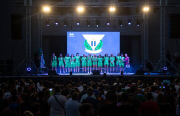 El primer equipo femenino del Leganés también se presentó ante su gente. 