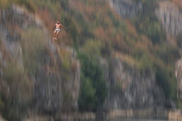 Participantes saltan desde el Puente Sagrado, una construcción de piedra del siglo XVIII de 22 metros de altura, cerca de Gjakova, la séptima ciudad más grande de Kosovo. Las imágenes  corresponden a una tradicional competición de saltos, de carácter anual, que en cada edición reúne a los mejores clavadistas y a varios cientos de aficionados.