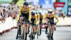 El Jumbo-Visma cruza victorioso la meta con Robert Gesink al frente, seguido por Primoz Roglic, en la contrarreloj de Utrecht.