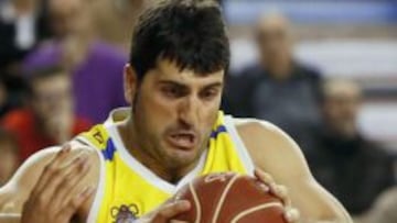 El ala pívot del CB Canarias Jesús Chagoyen intenta superar la defensa del alero húngaro de La Bruixa D'Or, Adam Hanga.