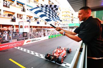 El francés ondeando la bandera de cuadros durante el Gran Premio de Mónaco de la Fórmula 1.