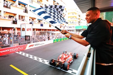 El francés ondeando la bandera de cuadros durante el Gran Premio de Mónaco de la Fórmula 1.