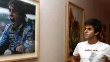 <b>¿EL SIGUIENTE? </b>Jaime Alguersuari mira el cuadro del primer título de Fernando Alonso que cuelga de las paredes de la planta noble de AS.