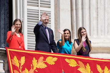 La princesa Leonor, el rey Felipe, la reina Letizia y la infanta Sofía saludan desde balcón de la Plaza de Oriente con ocasión del X aniversario de la Proclamación de Su Majestad el Rey, en el Palacio Real, a 19 de junio de 2024.