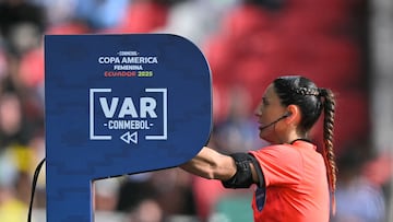 Chilean referee Dione Rissios checks the VAR to concede a penalty to Brazil during the Women's Copa America 2025 final football match between Colombia and Brazil at the Rodrigo Paz Delgado Stadium in Quito on August 2, 2025. (Photo by Rodrigo BUENDIA / AFP)