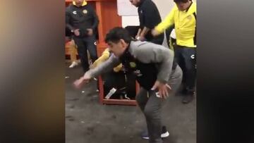 Sus jugadores no daban cr¨¦dito: el bailecito de Maradona tras ganar... y ser expulsado