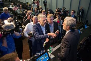 El director de Comunicaciones de la FIFA, Walter De Gregorio (al fondo), comparece en rueda de prensa en la sede de la FIFA en Zúrich (Suiza) hoy, 27 de mayo.