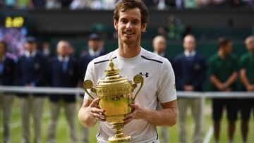 Andy Murray posa con el título de campeón de Wimbledon de 2016.