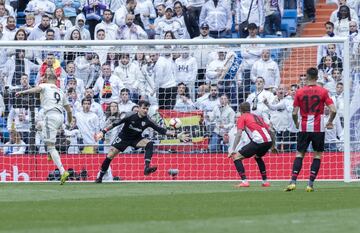 El jugador del Real Madrid Benzema marca de cabeza el 1-0 al Athletic Club. 