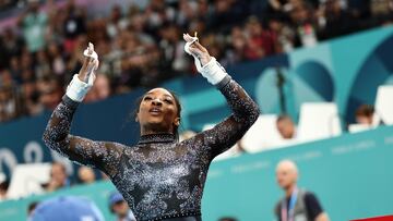 Paris (France), 28/07/2024.- Simone Biles of USA reacts after performing on the Uneven Bars at the Women's Qualification of the Artistic Gymnastics competitions in the Paris 2024 Olympic Games, at the Bercy Arena in Paris, France, 28 July 2024. (Francia) EFE/EPA/ANNA SZILAGYI