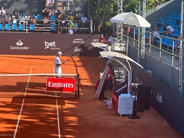 Barrios venció a Garin, que sufrió en Río: discusión y molestias físicas
