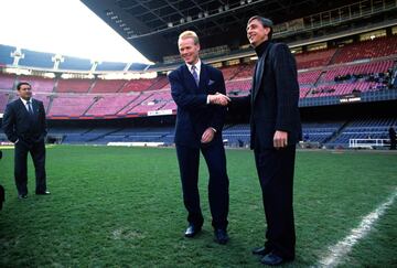 En verano de 1989 Johan Cruyff persuadió al club catalán para acometer el fichaje de Koeman por 800 millones de pesetas, en ese momento el segundo más caro tras el de Maradona.
