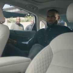 Mira a LeBron James en un coche autónomo sin conductor