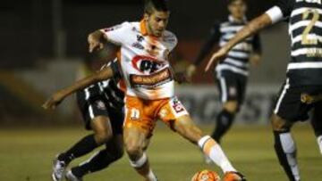 Benítez en acción contra la defensa de Corinthians en El Salvador.