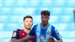 BARCELONA, 04/02/2023.- El delantero del Espanyol Javier Puado (d) disputa un balón con el defensa del Osasuna David García (i) durante el partido de primera división de LaLiga que enfrentó al Espanyol y el Osasuna en el estadio Cornellà-El Prat, este sábado. EFE/ Alejandro García
