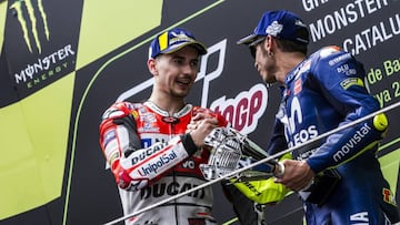 Lorenzo se saluda con Rossi en el podio del GP de Catalu&ntilde;a en 2019.