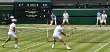 Los colombianos Robert Farah y Juan Sebastián Cabal se coronaron campeones de Wimbledon tras vencer a Mahut y Vasselin por 6-7, 7-6, 7-6, 6-7 y 6-3.