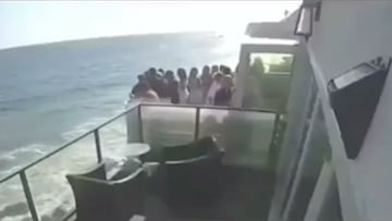 Fiesta de 15 personas en un balcón a orillas del mar termina de la peor forma: ¡increíble!