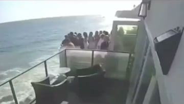 Una fiesta de 15 personas en un balcón a orillas del mar y pasó lo que más temían...