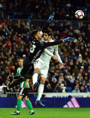 Betis' goalkeeper Antonio Adan (L) vies with Real Madrid's forward Alvaro Morata during the Spanish league footbal match Real Madrid CF vs Real Betis at the Santiago Bernabeu stadium in Madrid on March 12, 2017. / AFP PHOTO / GERARD JULIEN