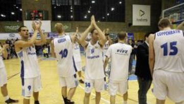 Los jugadores del Lucentum Alicante celebran la victoria en Andorra.