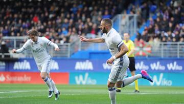 EIBAR, SPAIN - MARCH 04: Karim Benzema of Real Madrid celebrates after scoring Real's 1st goal during the La Liga match between SD Eibar and Real Madrid CF at Estadio Municipal de Ipurua on March 4, 2017 in Eibar, Spain. (Photo by Denis Doyle/Getty Images)