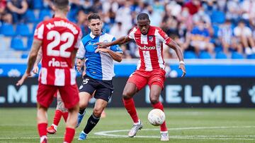 Toni Moya del Deportivo Alaves y Kondogbia del Atlético de Madrid en acción durante la liga española, La Liga Santander, partido de fútbol jugado entre Deportivo Alaves y Atlético de Madrid en el estadio Mendizorroza el 25 de septiembre de 2021 en Vitoria