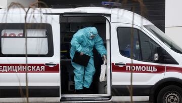Moscow (Russian Federation), 16/11/2020.- A health worker waits for Covid-19 patients outside a hospital complex in the Kommunarka settlement in Moscow, Russia, 16 November 2020. Russia is facing a second wave of Covid-19 infections amid the ongoing coronavirus pandemic. (Rusia, Moscú) EFE/EPA/MAXIM SHIPENKOV