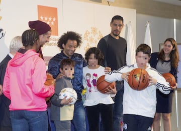 Los jugadores del Real Madrid entregaron regalos a varios menores tutelados por la Comunidad de Madrid en el marco de la campaña 'En Navidad, ningún niño sin regalo'.