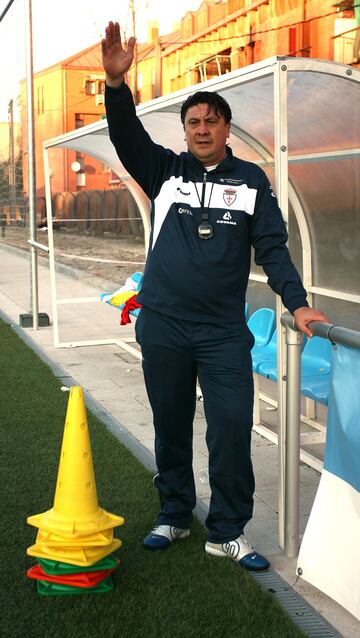Inici¨® su carrera como entrenador en el Carabanchel en 2010.