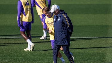 El entrenador del Real Madrid, Carlo Ancelotti, conversa con el centrocampista croata Luka Modric durante el entrenamiento del equipo en la Ciudad deportiva del club en Valdebebas, Madrid, este sábado, en la víspera del derbi de LaLiga contra el Atlético de Madrid.