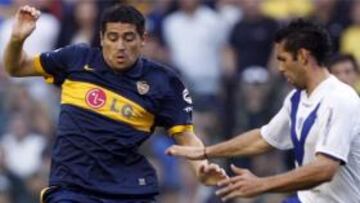 LÍDER. Juan Roman Riquelme, que disputa el balón con Franco Razzotti, volvió a dirigir a Boca frente a Vélez.