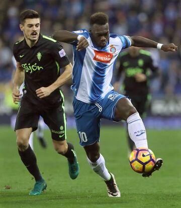 Caidedo y Sergio Álvarez durante el partido entre el Espanyol y el Sporting