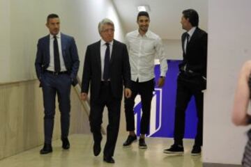 Sime Vrsaljko junto a Enrique Cerezo y Caminero.