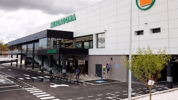 FILE PHOTO: Workers clean the facade and entrance of a new Mercadona supermarket, a day before it opens to customers, in Ronda, southern Spain, April 27, 2022. REUTERS/Jon Nazca/File Photo