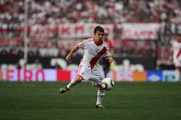 Argentino nacionaliado chileno fue una de las mayores promesas de River Plate cuando este estaba dirigido por Diego Pablo Simeone. Tras sufir un accidente de tráfico donde fallecieron tres amigos suyos su carrera se vio truncada. Ha pasado por equipos como Granada CF, Pachuca, AEK Atenas o Málaga. 
