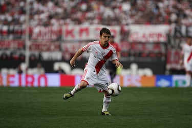 O nacional chileno argentino é um dos mais parceiros do rio quando liderado por Diego Pablo. Depois de sofrer o acidente de trânsito, onde três amigos de seus filhos morrem, sua carreira é cortada. Passou pela equipe de Granada CF, Pachu, Atenas ou Málaga.