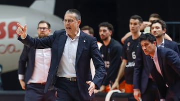 VALENCIA, 25/03/2025.- El entrenador del Valencia, Pedro Martínez, durante el partido de semifinales de la Eurocopa de baloncesto que Valencia Basket y Hapoel Tel Aviv disputan este martes en la Fuente de San Luis, en Valencia. EFE/Miguel Ángel Polo