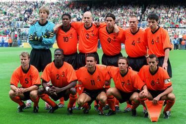 Holanda, nombre futbolístico con el que se conocía a la selección de Países Bajos hasta hace unos años, también ha sufrido descalabros clasificatorios para los Mundiales.  Su ausencia en 1930 obedeció al boicot europeo a la elección de Uruguay, pero se clasificó para los de 1934 y 1938. Tuvieron que pasar otros 36 años para que volviera a una fase final de la Copa del Mundo: Alemania 1974, de la mano de Johan Cruyff. Tras su regreso a la élite mundialista han saboreado varias veces lo que es jugar una final, pero nunca la han ganado. No obstante, llama la atención que en 1986 volvieran a quedarse fuera nuevamente de un Mundial, tras no asistir al de España 1982. La sorpresa fue mayor al ver que en 1988 se proclamó campeona de Europa. En el siglo XXI, también se ha perdido el Mundial de Japón y Corea en 2002, pero ha vuelto a llegar a una nueva final: Sudáfrica 2010.