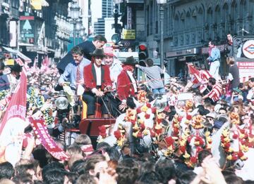 Celebrando el título de Liga logrado con el Atlético por las calles de Madrid.