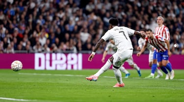 El brasileño ejecuta el penalti engañando por completo a Musso, ajustando su disparo para devolver el empate al marcador nada más empezar la segunda mitad.