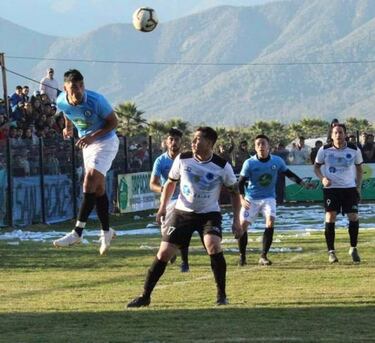 Fue multicampeón amateur, debutó a los 32 años en el Ascenso y anuló a Paredes