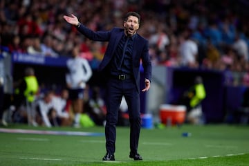 En la última renovación del técnico, la situación económica del Atlético de Madrid ha llevado al argentino a aceptar una rebaja. El nuevo contrato de Simeone redujo su salario de los 16,5 millones de euros, a unos 12 o 13M€. No obstante, hay que subrayar que en ese salario anual de 12 o 13 millones está incluido todo su cuerpo técnico.
Simeone llegó en enero de 2012 al Atlético. En sus dos primeros años ganó 1 Europa League, 1 Supercopa de Europa, 1 Copa del Rey 1 Liga y Supercopa de España. A partir de entonces sin ampliar tanto el palmarés, ha afianzado al club rojiblanco como uno de los grandes equipos de Europa. 