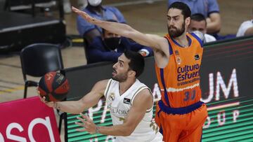 Facu Campazzo trata de anotar ante la defensa de Joan Sastre.