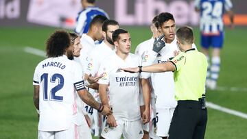 Los jugadores del Madrid protestan a Cordero Vega la concesión del penalti al Alavés.
