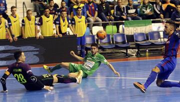 Ferrao y Serrano luchan por el balón con Martil, del Magna Gurpea.